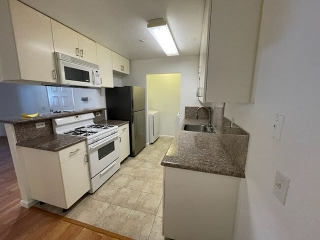 Primary Photo - 2 Bed/2 Bath Downstairs Unit Available Soon!