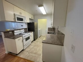 Building Photo - 2 Bed/2 Bath Downstairs Unit Available Soon!