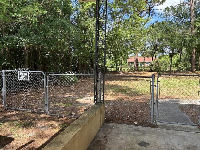 Building Photo - 203 Oak Leaf Dr