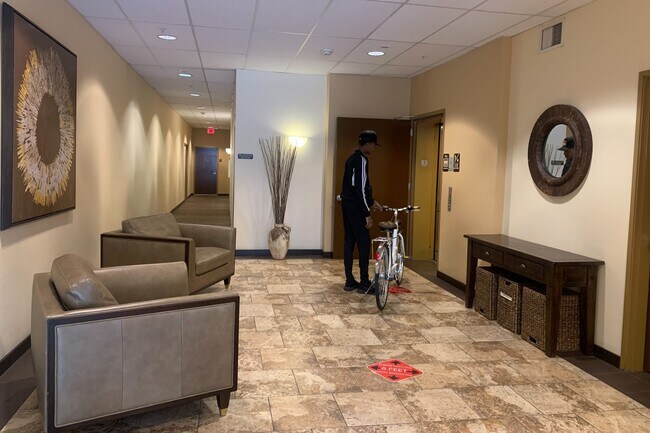 Lobby - Webb Plaza