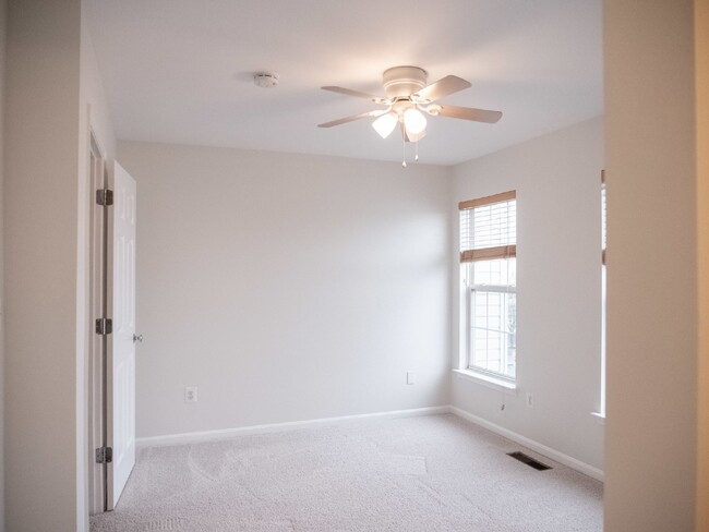 Building Photo - Your Dream Townhome Awaits!