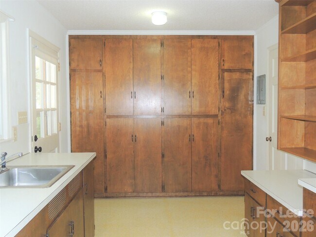 Building Photo - 131 Holbrook St