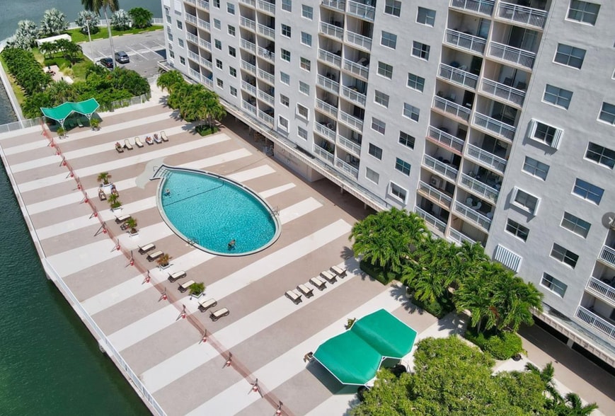 Building Photo - 400 Kings Point Dr