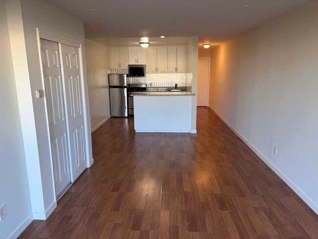 Building Photo - Remodeled Studio in the Haight. Elevator B...