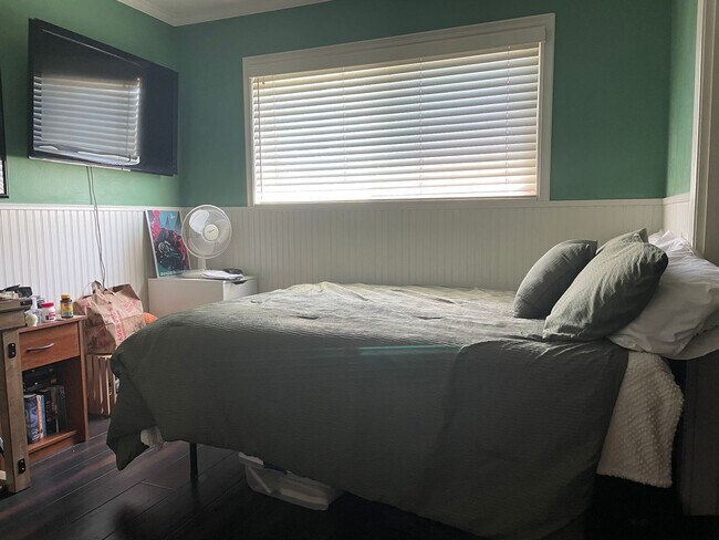 Building Photo - Spacious East Ventura 4 Bedroom 2 Bath Pool Home