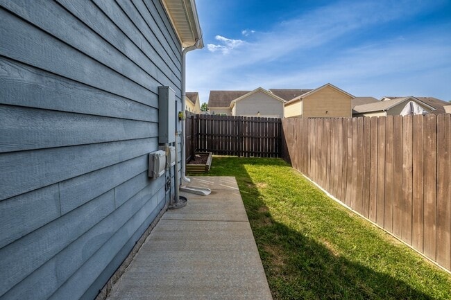 Building Photo - 2437 Duxbury Dr