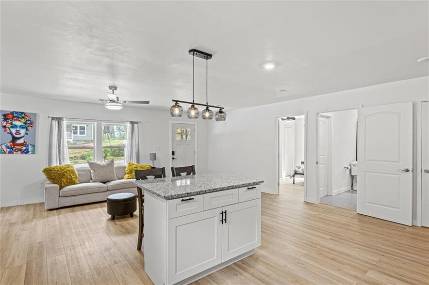 Building Photo - Room in House on Peeples St SW