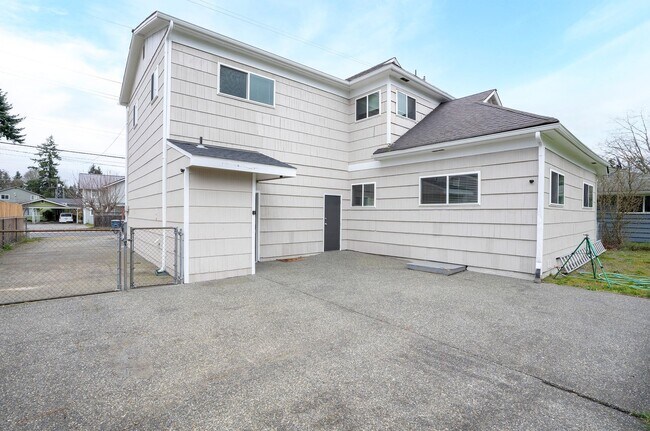 Building Photo - Remodeled 2BR w/ Garage, Fenced Yard & Stainless Steel Appliances