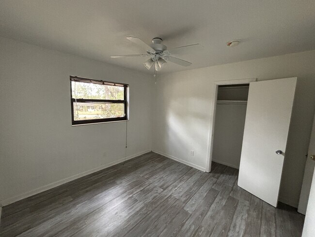 Building Photo - 2409 Almond Dr