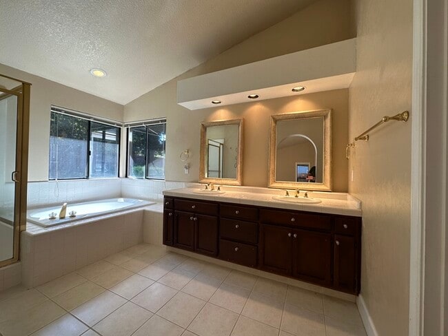 Building Photo - Beautiful 4 Bedroom Single Story For Rent in Gold River!