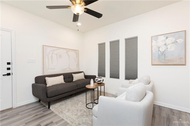 Building Photo - 15 Clarence Dr