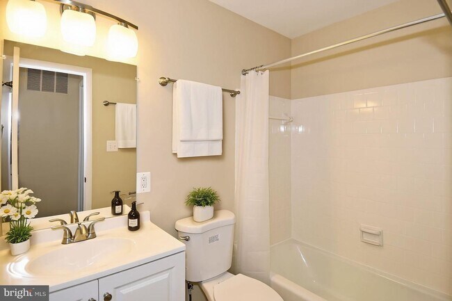 Building Photo - Beautifully renovated 3-bedroom, 2.5-bath detached home