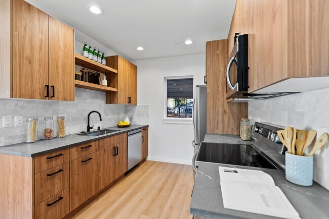 Building Photo - Modern Elegance in the Heart of Wallingford