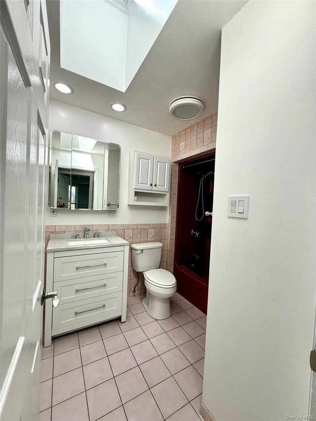 Building Photo - 102 Sycamore Cir