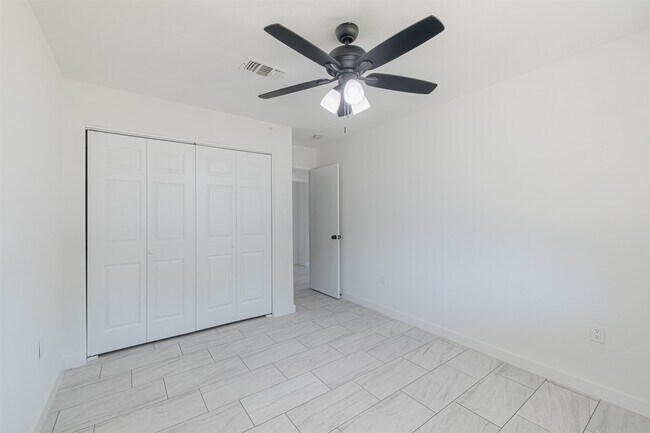 Building Photo - 2122 Maple Cir