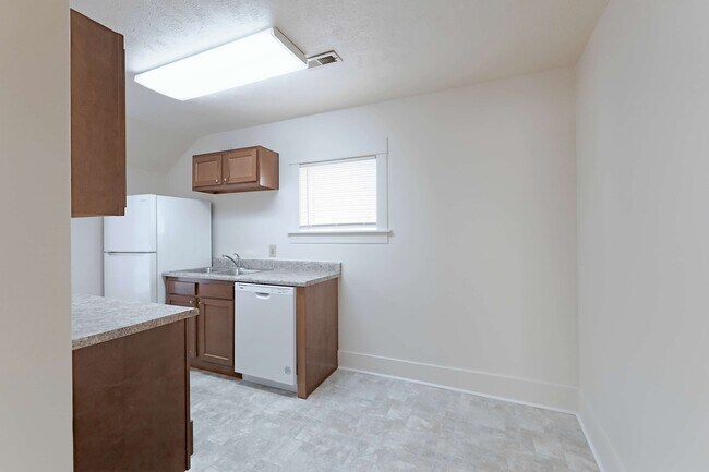 Building Photo - 1640 E ST-2