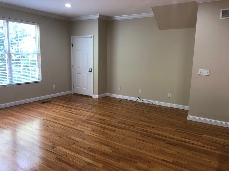 Building Photo - 7338 Amherst Ave