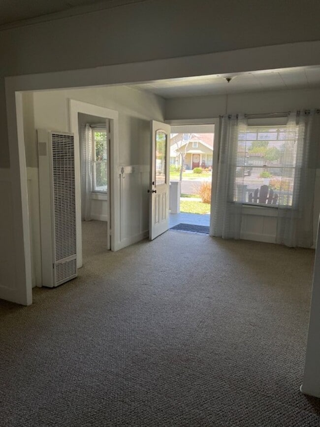 Building Photo - 2 bedroom 1 bath Brea $3200