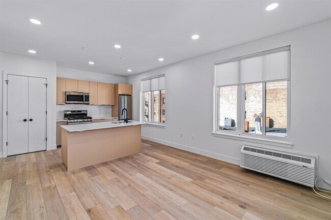 Building Photo - 293 Fairmount Ave