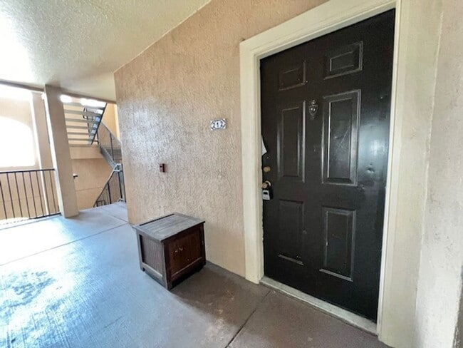 Building Photo - MOVE IN NOW! 2x2 WITH FRESH INTERIOR PAINT & LAMINATE WOOD FLOORING! PRIVATE BALCONY!!!