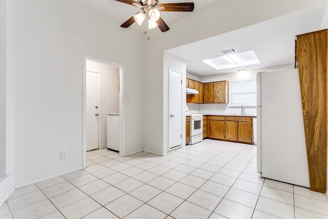 Building Photo - 215 Meadowbrook Ln