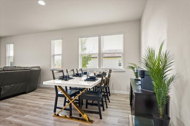 Building Photo - 4 Bedrooms | 2 Bathrooms | Screened Patio ...