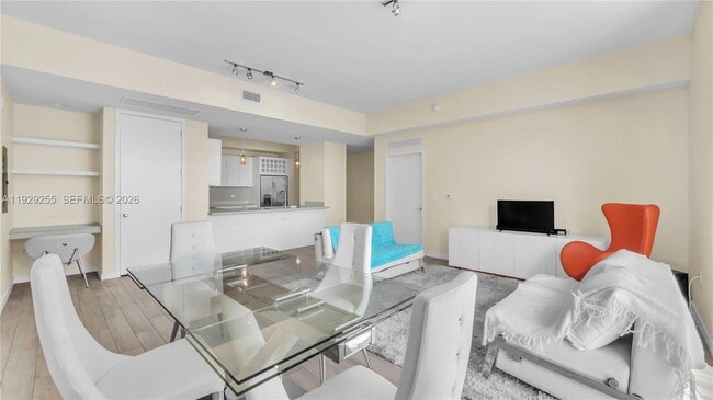 Building Photo - 999 SW 1st Ave