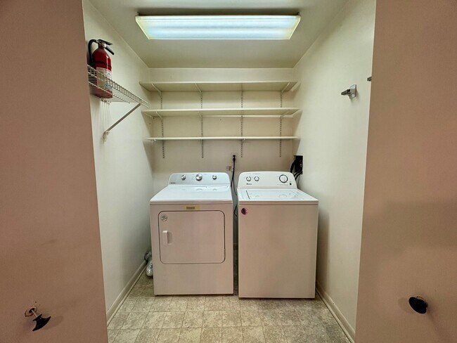 Building Photo - 1325 W Poplar St