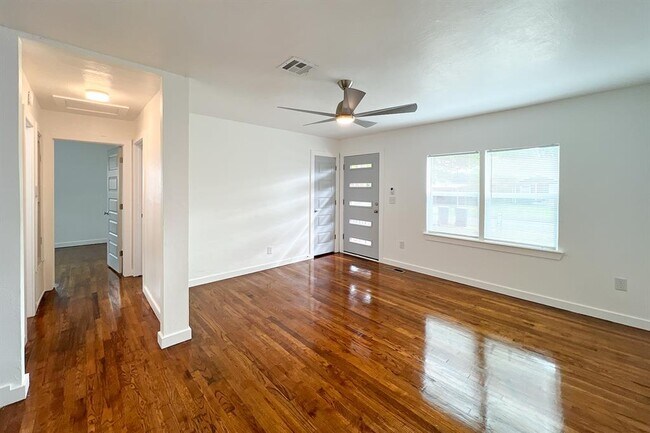 Building Photo - 909 SW 48th St