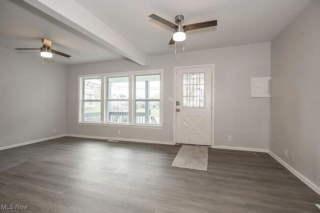 Building Photo - Four Bed 2 Full Bath in Lorain- FIRST MONTH RENT HALF OFF!