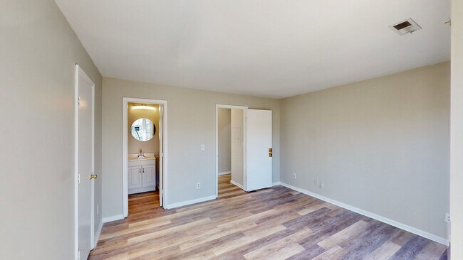Building Photo - 9617 Vinca Cir