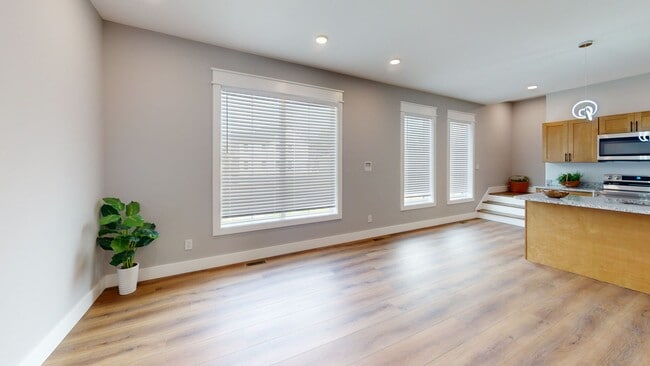 Building Photo - 5BR/5BA Fort Sanders Townhome | Corner of ...