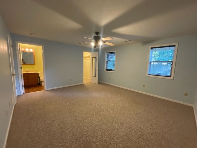 Building Photo - Spacious 3 bedroom/3 bath home