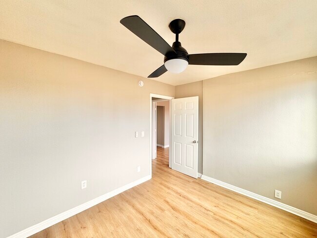 Building Photo - 4348 Lockwood Ave