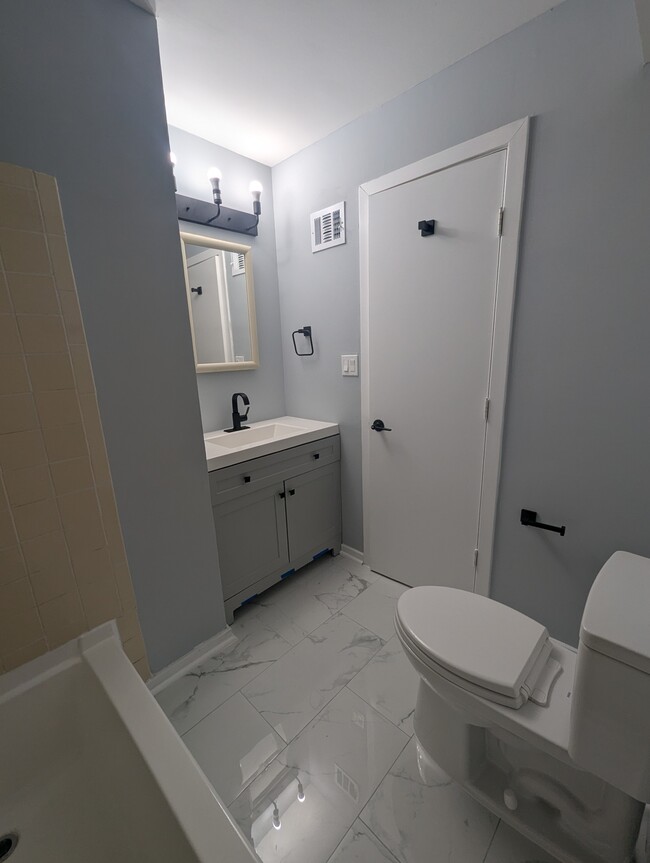 Ensuite Bathroom 1 - 3145 Hawthorne Dr NE