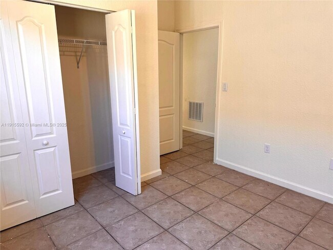 Building Photo - 3725 NE 23rd Ct