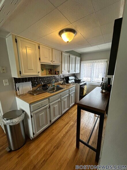 Building Photo - 370 Main St