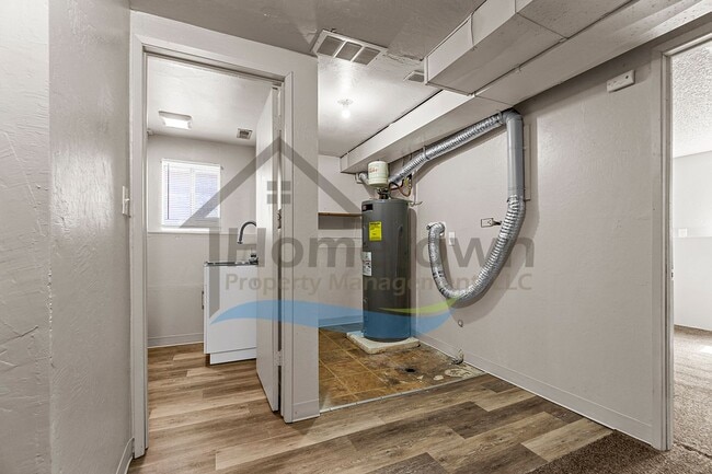 Building Photo - Large 4 Bedroom 2 Bathroom Home with Off S...