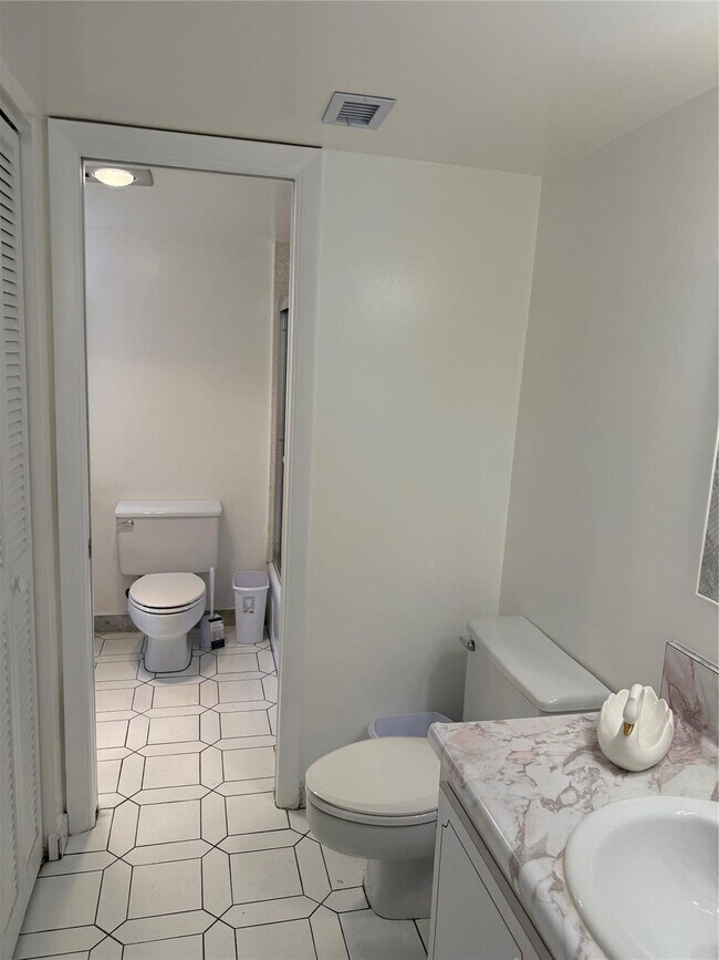 Building Photo - 1849 S Ocean Dr