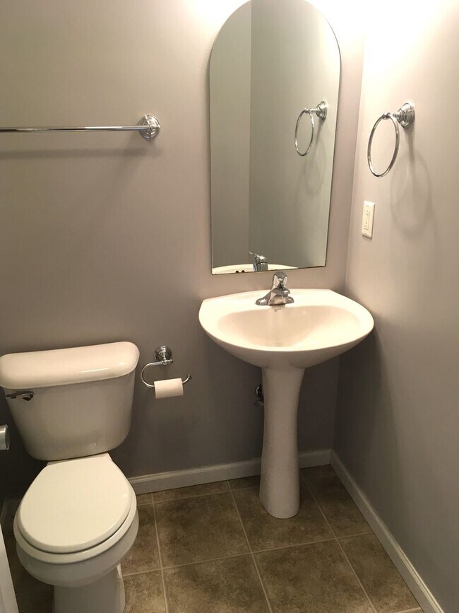 Building Photo - Spacious 2-bed, 2-bath duplex available for June!