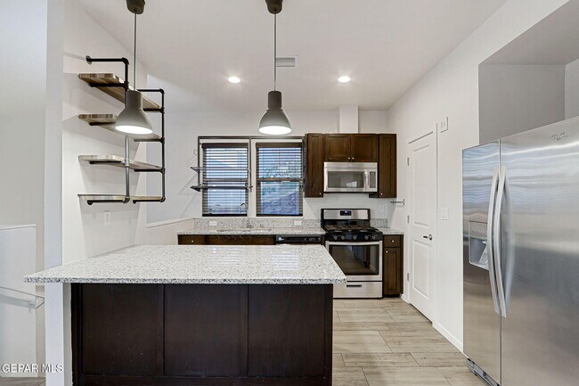 Building Photo - 4016 Camelot Heights Dr