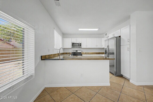 Building Photo - 7637 W North Ln