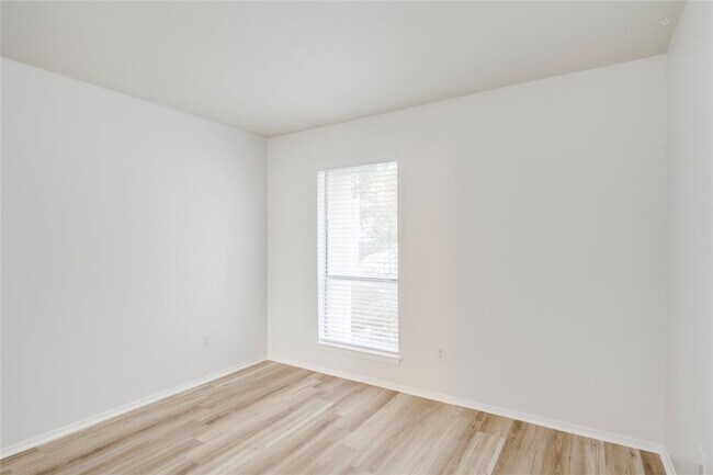 Building Photo - 6910 Hart Ln