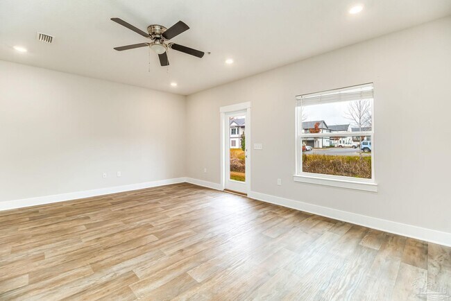 Building Photo - 1528 Farragut Way