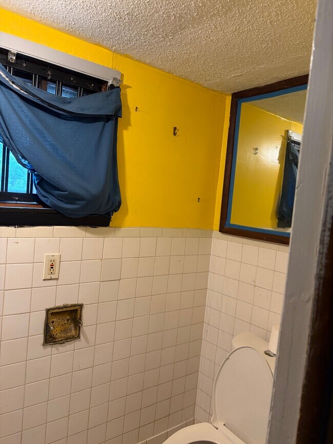 Building Photo - 15871 Fairmount Dr