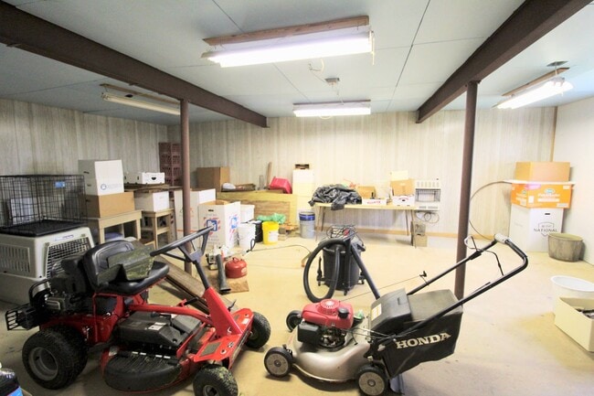 Building Photo - For Rent: Spacious Ranch-Style Home with S...