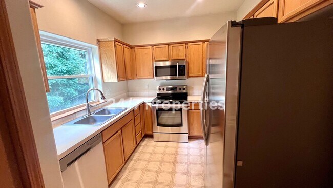 Building Photo - Beautiful 3 BD | 2.5 BA Duplex in Wine Cou...