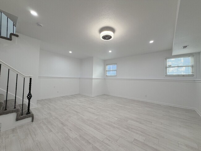 Building Photo - 15613 W 90th St