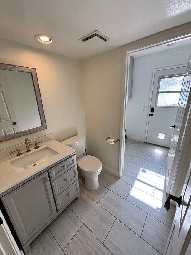 Building Photo - 3069 Charlotte St