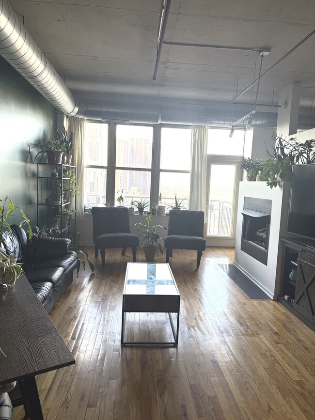 Building Photo - 6 S Laflin St